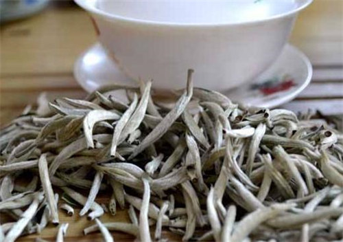 白茶茶叶上有(yǒu)白色绒毛-白茶生绿绒毛